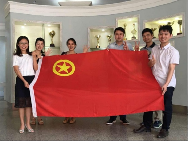 土建学院学工老师与团旗合影