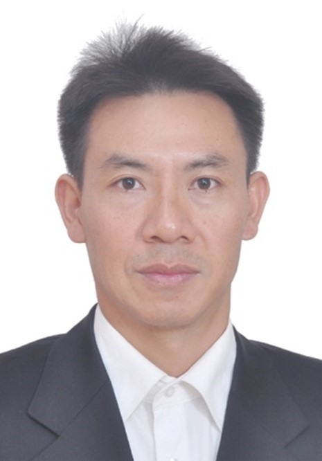 穿西装的男人描述已自动生成