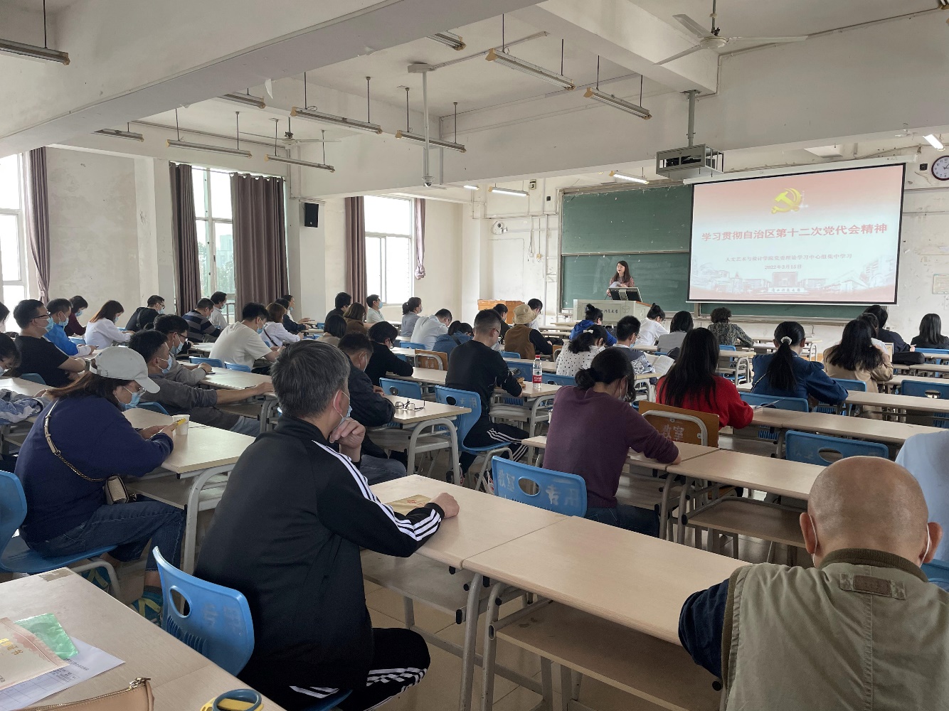 说明: 会议室里的人们描述已自动生成