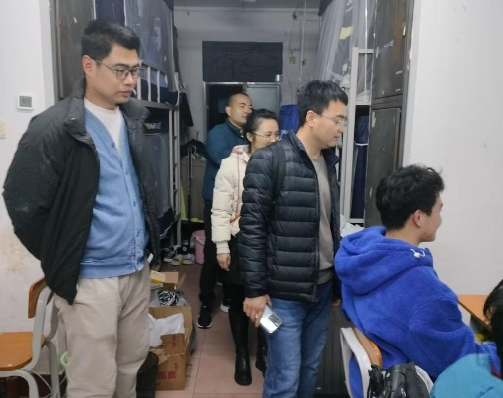 图为副院长张艳超了解学生在宿舍学习情况.jpg