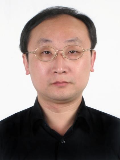 男人戴着眼镜描述已自动生成
