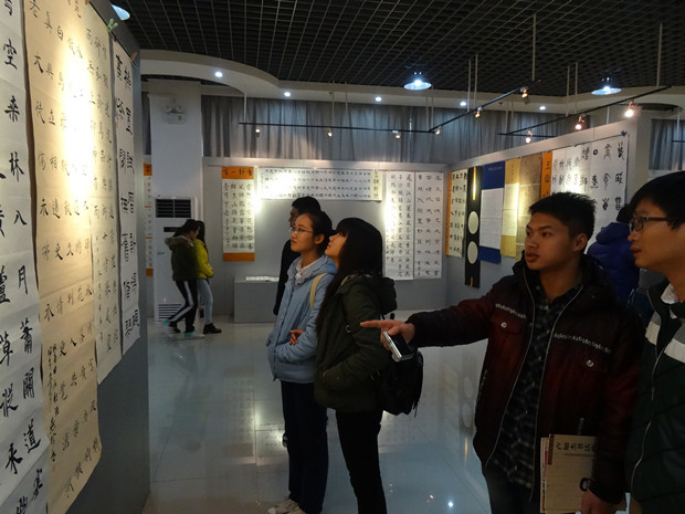 (压)同学们参观展览1.JPG