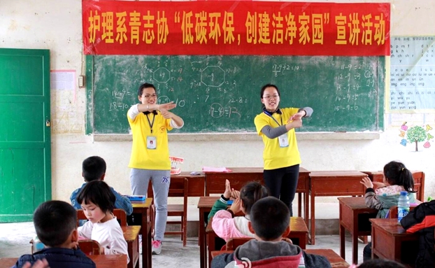 医学院护理系志愿者来到潭头村新桂小学开展赠书慰问活动.jpg
