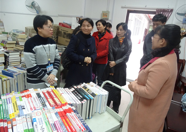 (压)柳州城市职业学院图书馆老师参观我馆采编部.JPG