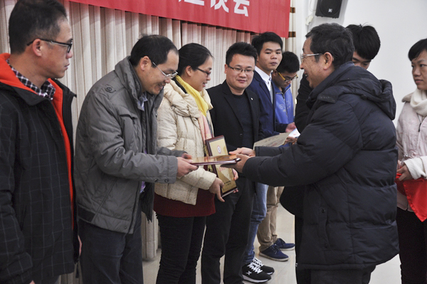 覃远生助理给获奖集体颁奖.jpg