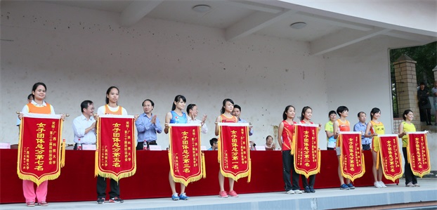 女子团体总分颁奖.jpg