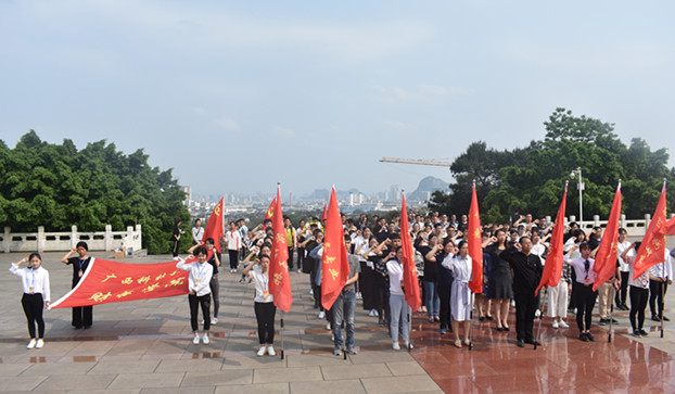 财经学院师生党员前往西山烈士陵园开展清明祭奠活动 财经学院师生党员前往西山烈士陵园开展清明祭奠活动
