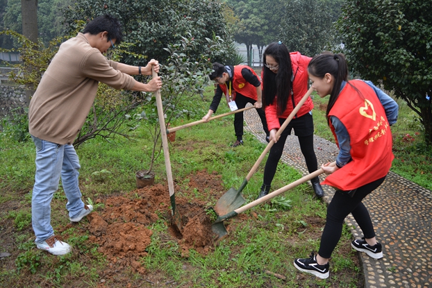 图1 “美化校园种花行”.JPG