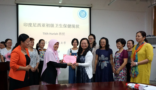 文玉萍副院长为TITIH HURIAH博士颁发讲学证书