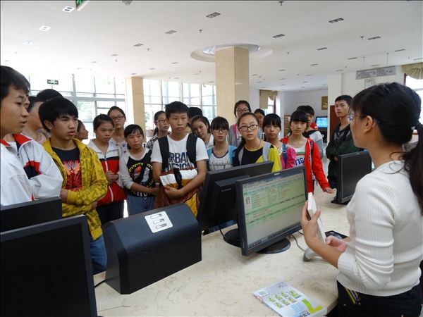 中学生走进科大图书馆——柳州市民族高中学生到我馆参观学习场景1.JPG
