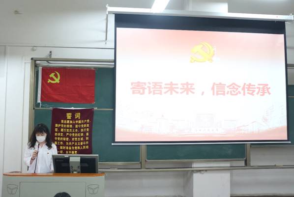 说明: 图片包含 室内, 桌子, 厨房, 女人描述已自动生成