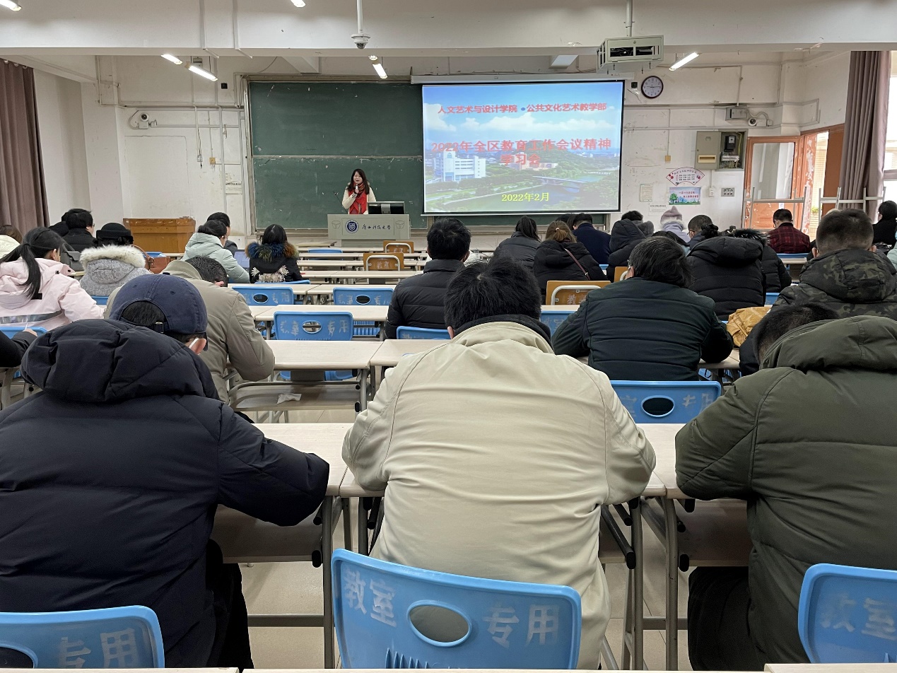 说明: 会议室里的人们描述已自动生成