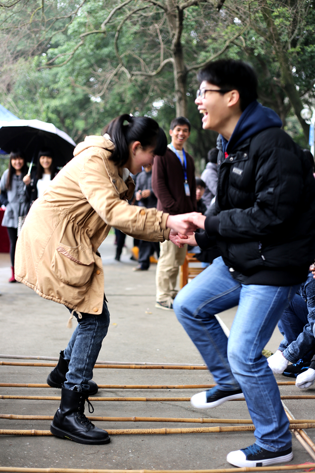 跳起欢快的竹竿舞.jpg