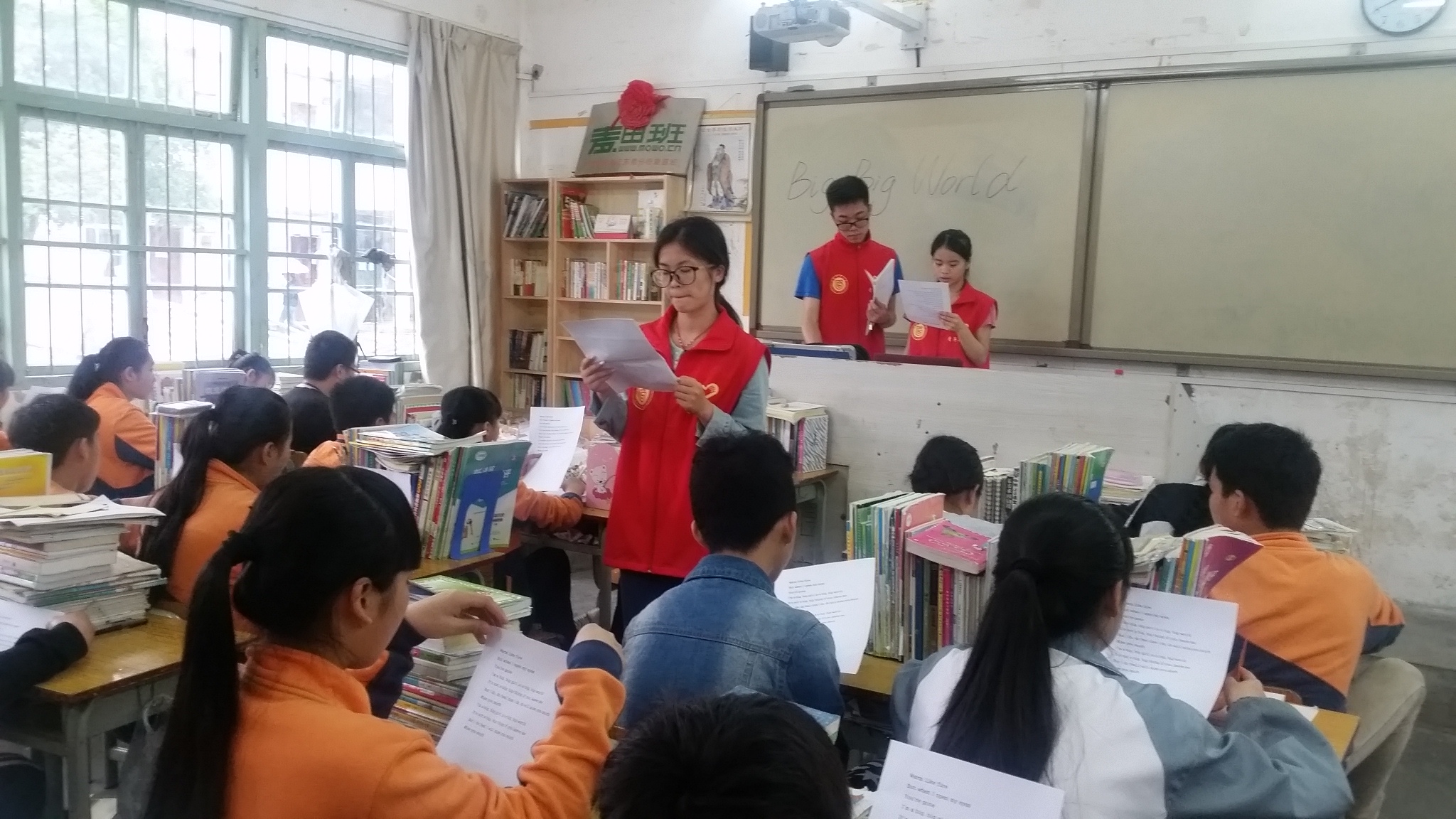 科大志愿者们教唱英文歌曲.jpg