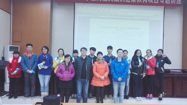 (压)参与讲座互动获奖同学与老师合影.jpg