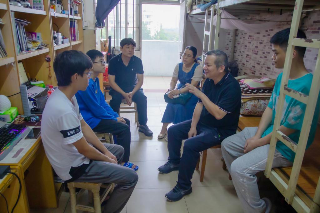 张发钦副校长和学生亲切交谈1.png