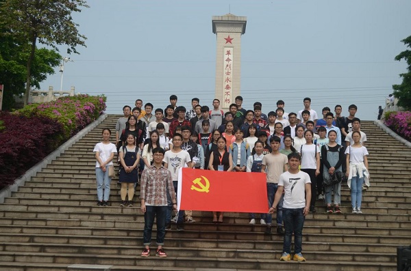 缅怀西山先烈,勇担青年使命——土建学院党员代表开展清明祭奠活动 缅怀西山先烈,勇担青年使命——土建学院党员代表开展清明祭奠活动