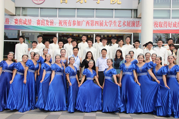 校党委副书记张正义看望参赛师生并合影留念.jpg