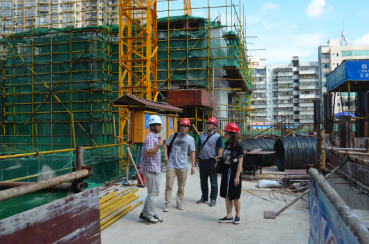 图为邓副院长一行与学生在工地交流