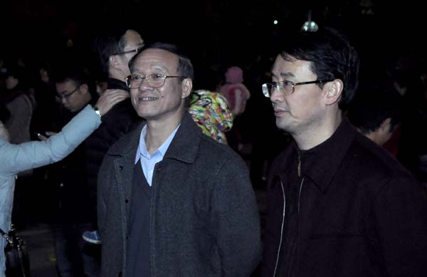 校领导到游园现场与教职工共度新年.jpg
