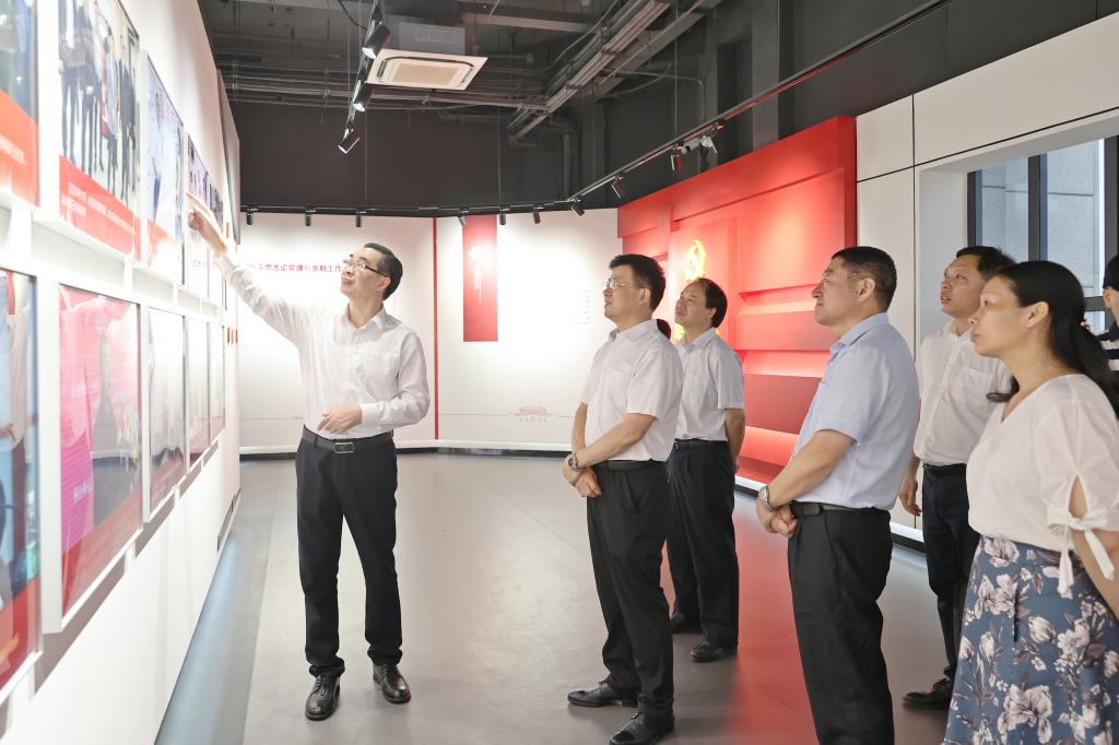 参观党建馆.png