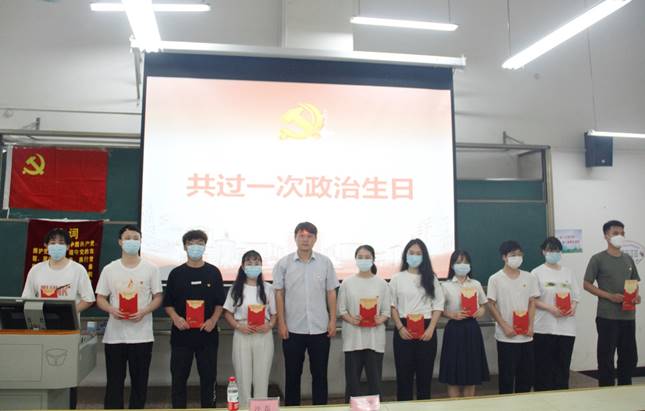 说明: 一群人站在室内描述已自动生成