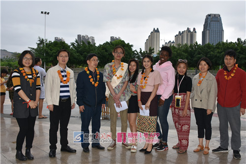几位留学生和院领导老师合影_副本.jpg
