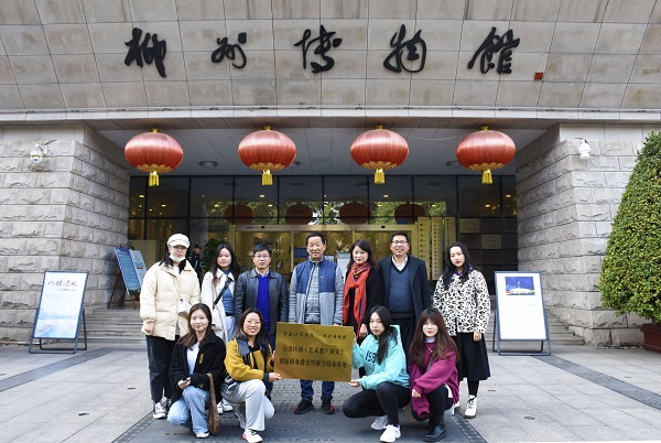 人们在看台上的人在人行道上中度可信度描述已自动生成