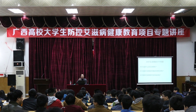 黎学铭教授在做讲座.JPG