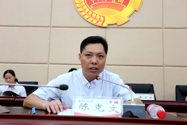 8陈克文向大会作工作报告.jpg