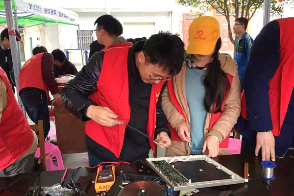 维修队的同学正在认真维修_副本.jpg