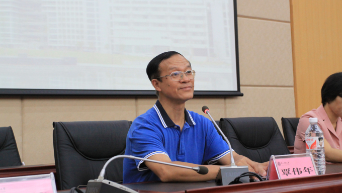 2学校党委书记覃伟年致欢迎词.jpg