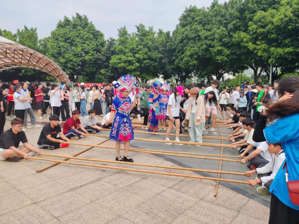 齐跳竹竿舞.jpg