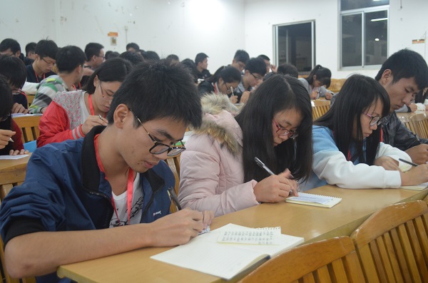 图为学生代表认真填写选票