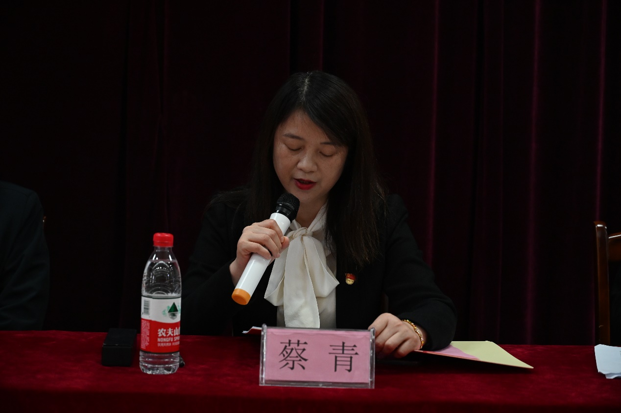 说明: 图片包含 桌子, 人, 室内, 瓶子描述已自动生成