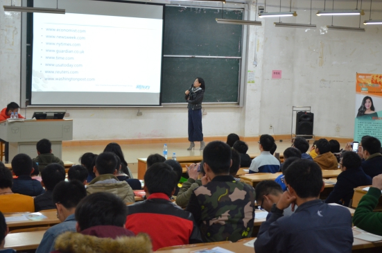 图为邵雯老师讲解英语知识
