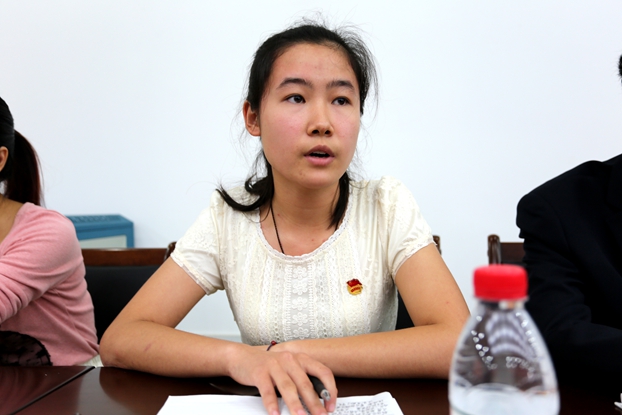 电气学院家电维修服务队负责人王慧颖同学发言.JPG