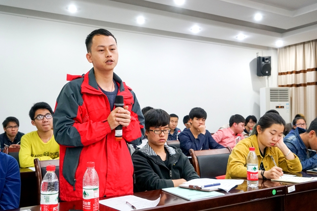 学生代表提问互动.jpg