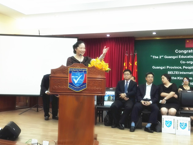 图为副校长秦小云向与会师生、学生家长推介浦京集团