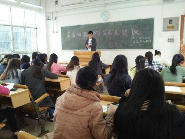 图2 团员在进行自我总结2.jpg