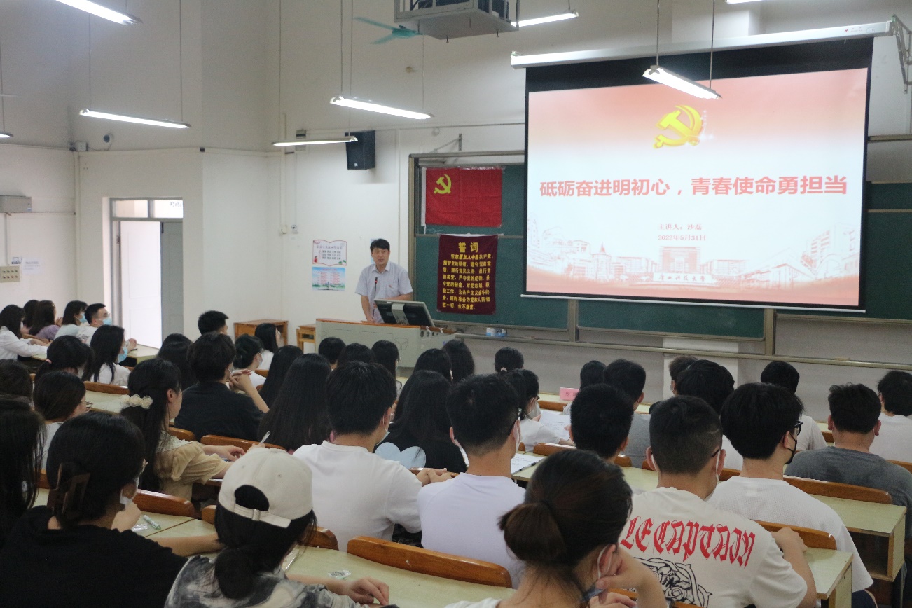 说明: 一群人在开会描述已自动生成
